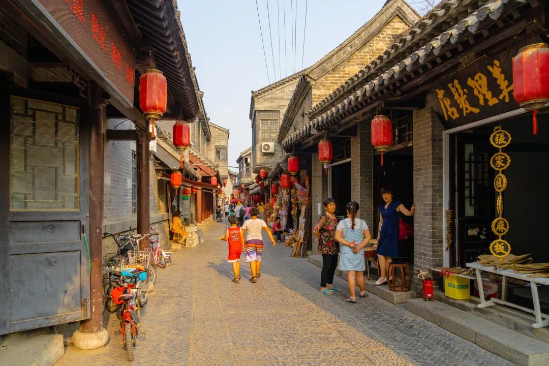 走進(jìn)南陽(yáng)古鎮(zhèn)，靜看搖櫓船，輕輕卷漣漪